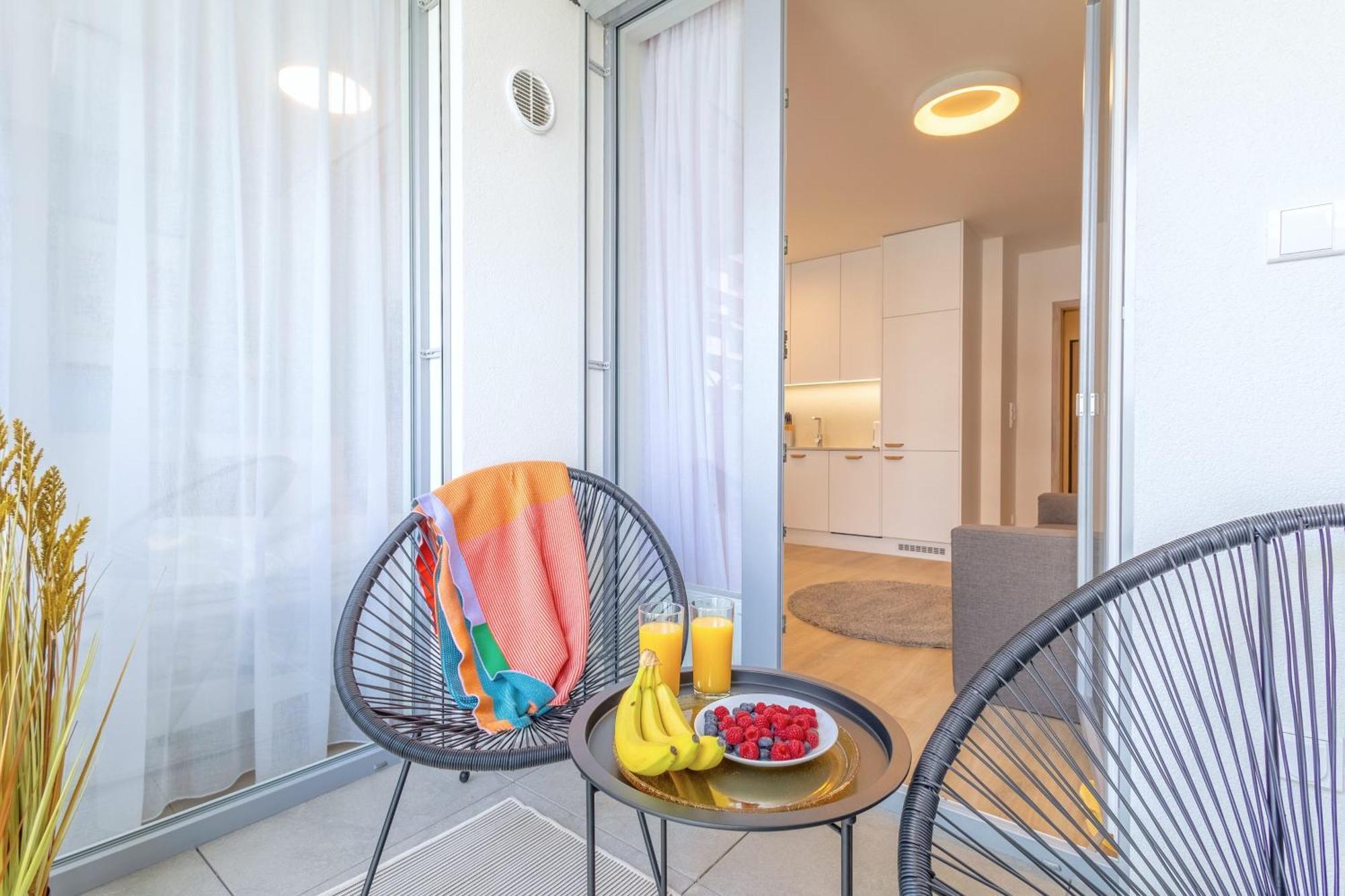 Yellow Apartment - Balcony, Free Parking, By Gravity Prag Exteriör bild